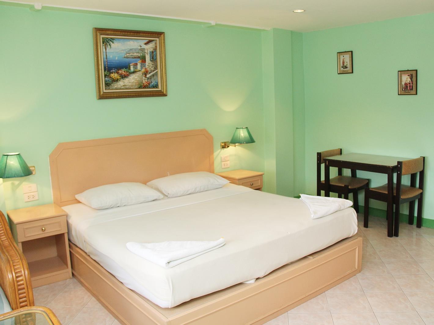 Hotel Rich Man Poor Man Pattaya